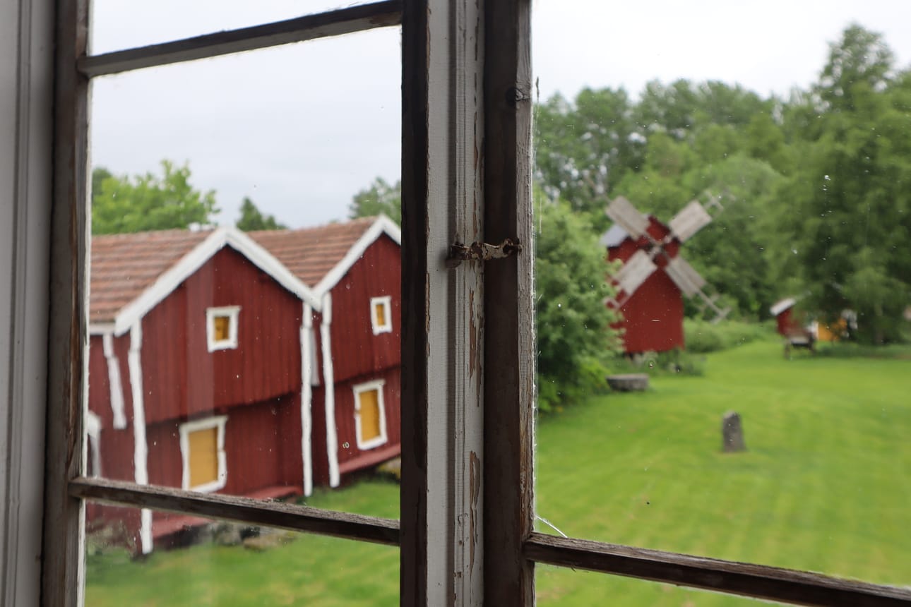 Laihian kotiseutumuseon pihamaalla sijaitsevat vilja- ja ruoka-aitat ja tuulimylly.