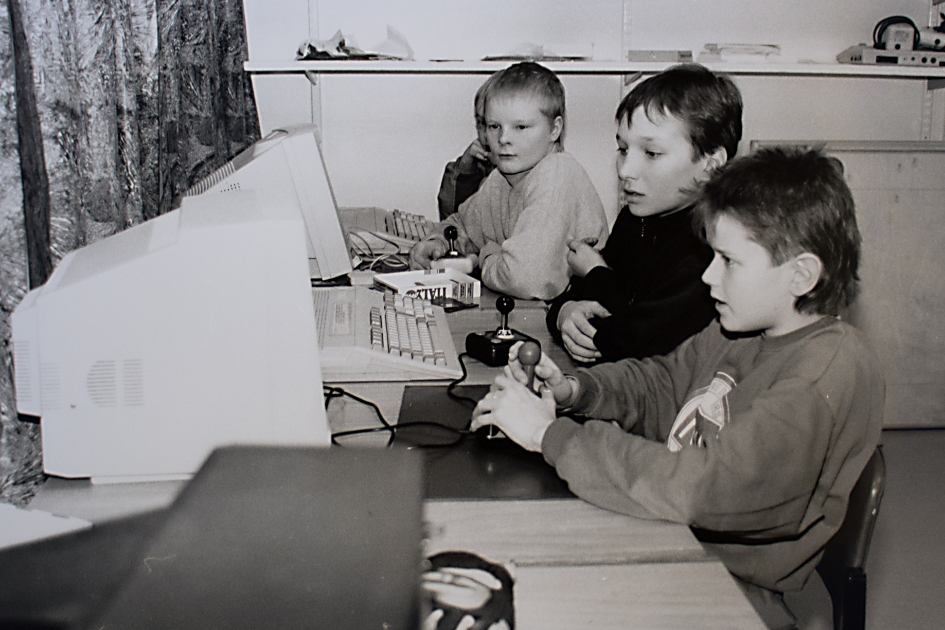 Kari Heiskanen, Janne Lehtosaari ja Ilkka Hyrkäs pelaamassa Nurkkiksen uusilla tietokoneilla vuonna 1991.