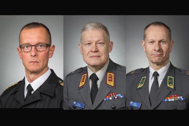 Alajärveläissyntyinen lippueamiraali Jori Harju (vas.) on ylennetty kontra-amiraaliksi. Prikaatikenraali Jukka Sonninen (keskellä) ylennettiin kenraalimajuriksi. Eversti Jukka Jokinen ylennettiin prikaatikenraaliksi.