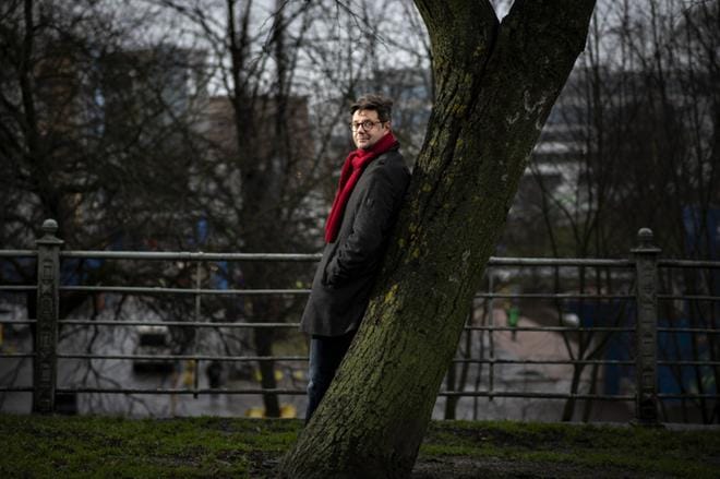 Kirjailija Jani Niemiselle herkkyys on tapa ja kyky nähdä kauneutta. Hän saattaa herkistyä niin kauniista maisemasta kuin teatteriesityksestäkin.–Kun on herkkyyttä, siinä on myös voimaa. KUVA: MEERI UTTI