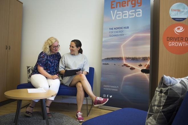 Vasekin markkinointipäällikkö Mari Kattelus ja Energy Vaasan viestintäpäällikkö Hanna Alavillamo ovat olleet mukana järjestämässä Suomi-areenan keskustelutilaisuutta jo viime joulukuusta lähtien. KUVA: JENNY MÄKINEN