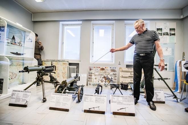 Perinnetoimikunta huolehtii museosta vuokralaisena kunnan kiinteistössä. Raimo Suhonen esittelee kone- ja pikakiväärejä. KUVAT: KRISTA LUOMA