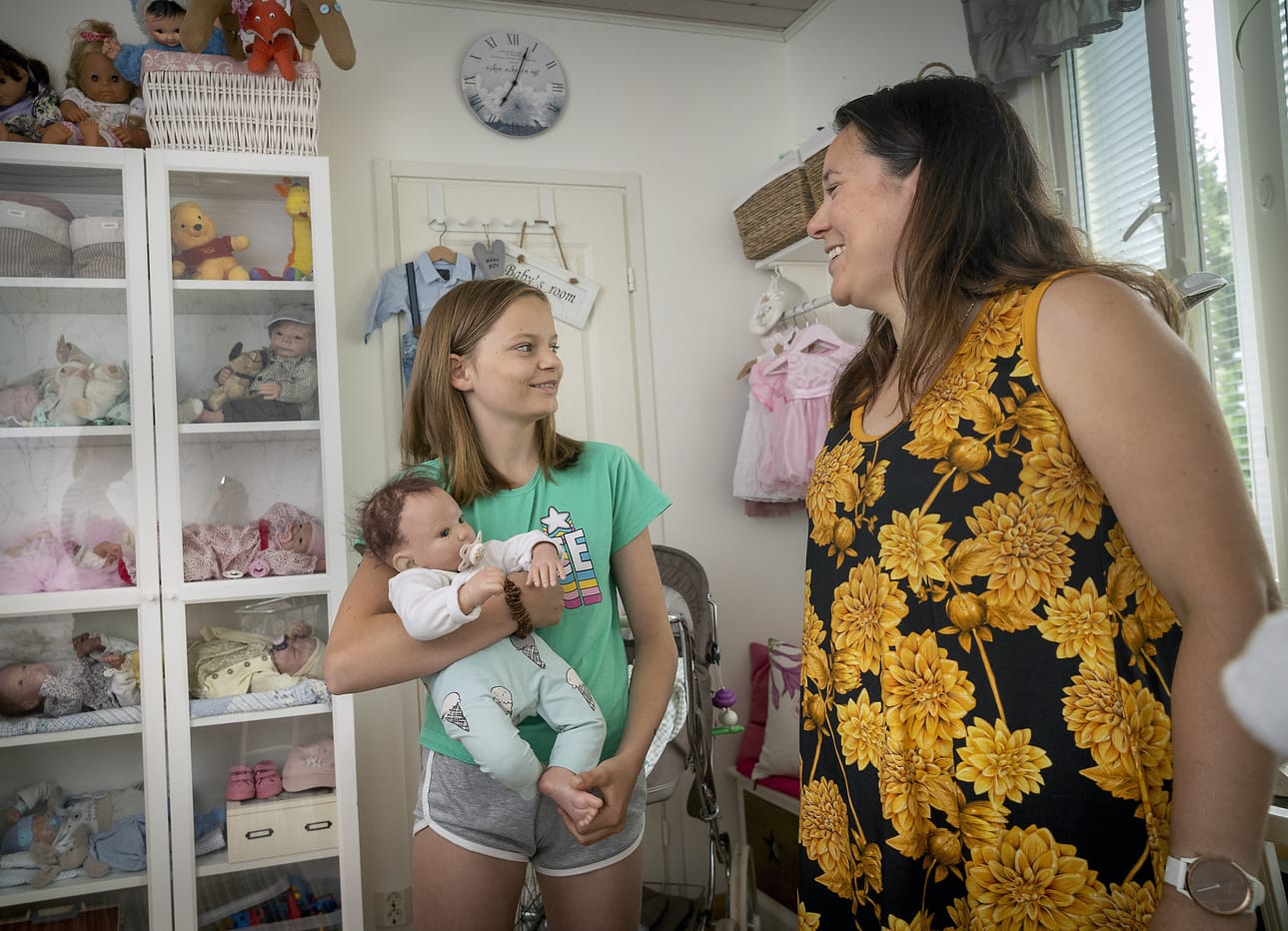 10-vuotias Kaisla Murto pitää sylissään itse maalaamaansa Salla-nukkea. Äiti Meeri Murron käsistä maailmaan on syntynyt nelisenkymmentä reborn-nukkea.