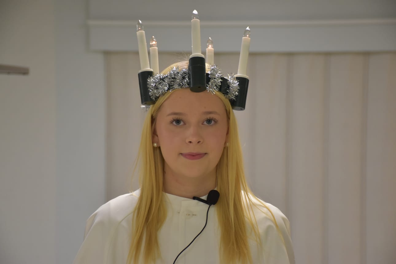 Viidellä kynttilällä varustetun kruunun päähänsä painanut Posion lukion toisen vuosikurssin opiskelija Emma Sarajärvi kruunattiin Posion Lucia-neidoksi.