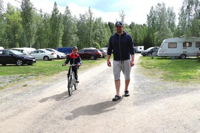 Jani ja Jalo Kantonen viettivät kesäpäivää Koivulehdossa, jonka lainapyörällä Jalo ahkerasti ajeli. KUVAT: SAILA COLLANDER