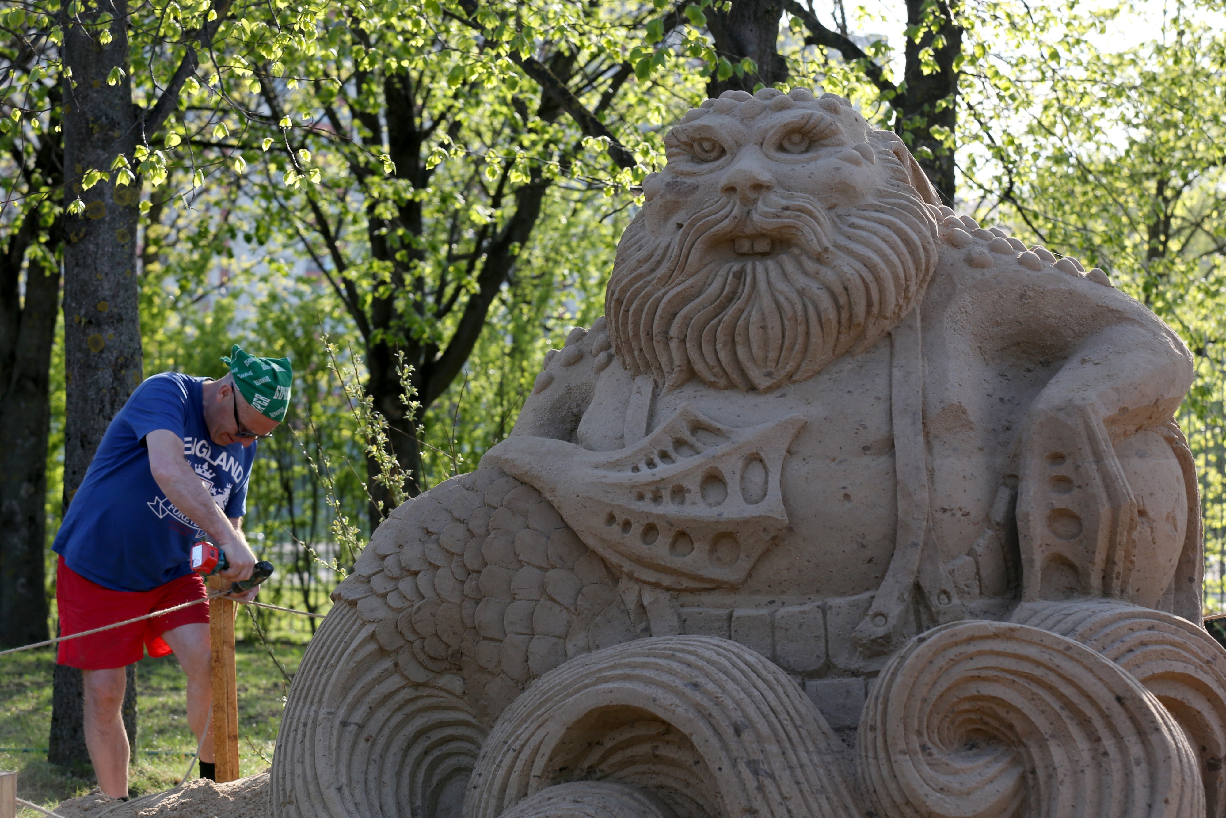Kymmenen taiteilijaa Valko-Venäjältä ja Venäjältä on rakentanut kesäkaudeksi ison hiekkaveistosnäyttelyn Valko-Venäjän pääkaupunkiin Minskiin. Työmies viimeistelee hahmoa.