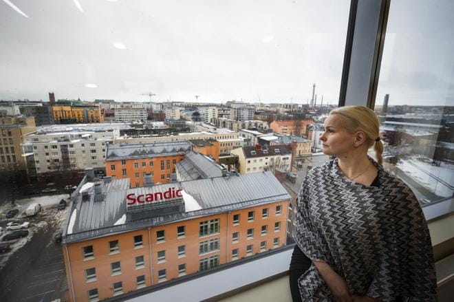 Hotellinjohtaja Pia Lehtilä istahti Airaksisen toimiston ikkunalle kuvattavaksi. Lehtilä asuu viikot Vaasassa, mutta ajaa viikonlopuiksi takaisin kotiinsa Turkuun. KUVAT: JARNO PELLINEN