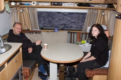 Näin perheet asuvat ympäri vuoden vaunussa hiihtokeskuksessa – Ursula Taivalantti käy bussilla koulussa Pelkosenniemellä