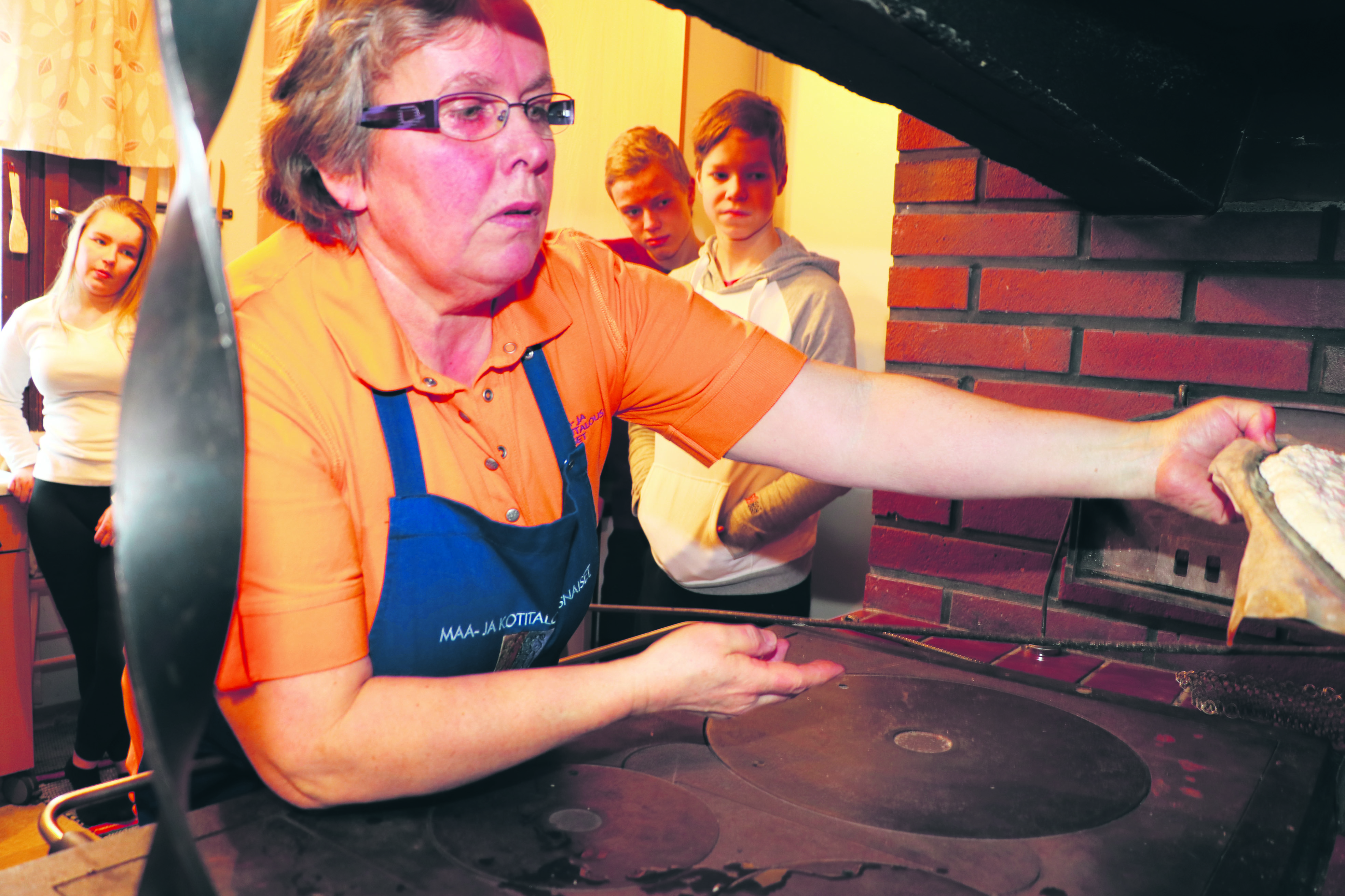 Leipäjuuston paistaminen on lämmintä hommaa.