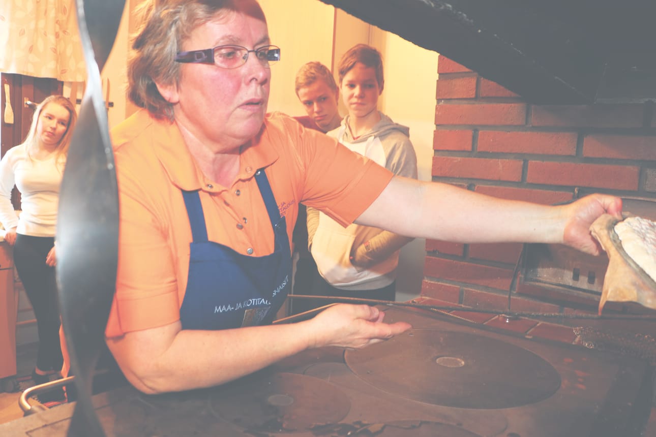 Leipäjuuston paistaminen on lämmintä hommaa.