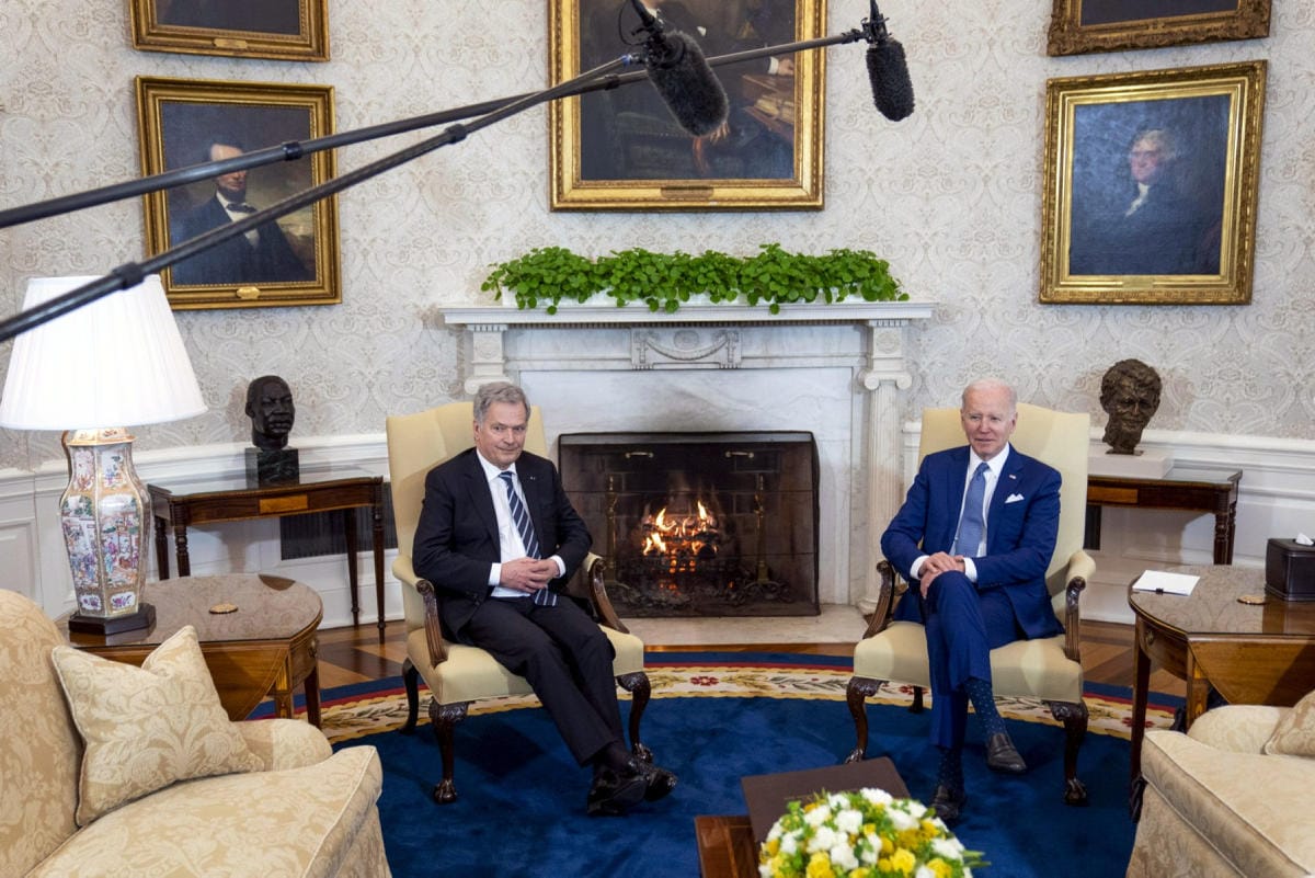 Ulkopoliittisen instituutin vanhempi tutkija Matti Pesu sanoo presidentti Sauli Niinistön (vas.) vierailun presidentti Joe Bidenin luona Valkoisessa talossa jäävän historian kirjoihin. LEHTIKUVA / Sarah Silbiger