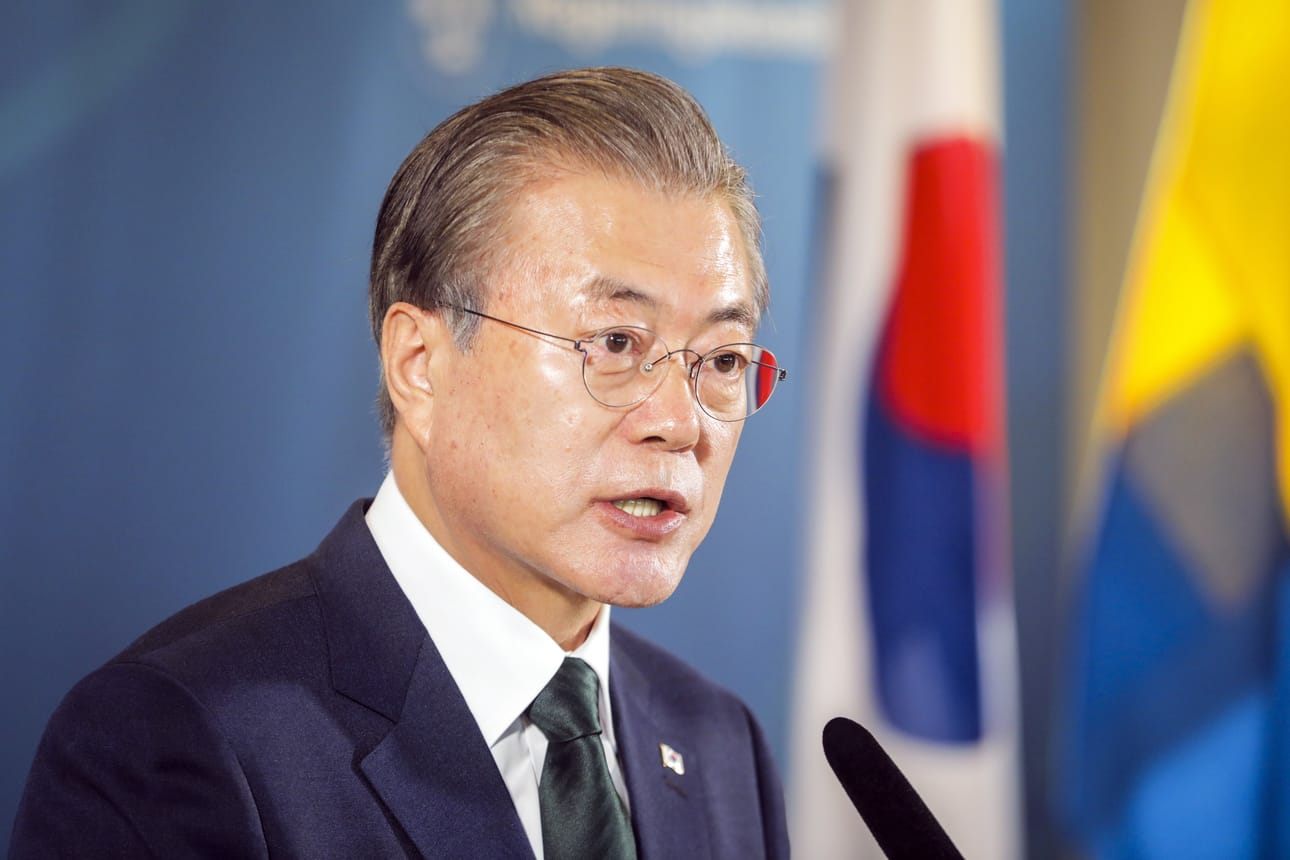 Etelä-Korean presidentti Moon Jae-in on yrittänyt saada Pohjois-Korean luopumaan ydinaseista vastineeksi turvatakeista ja pakotteiden lopettamisesta.
