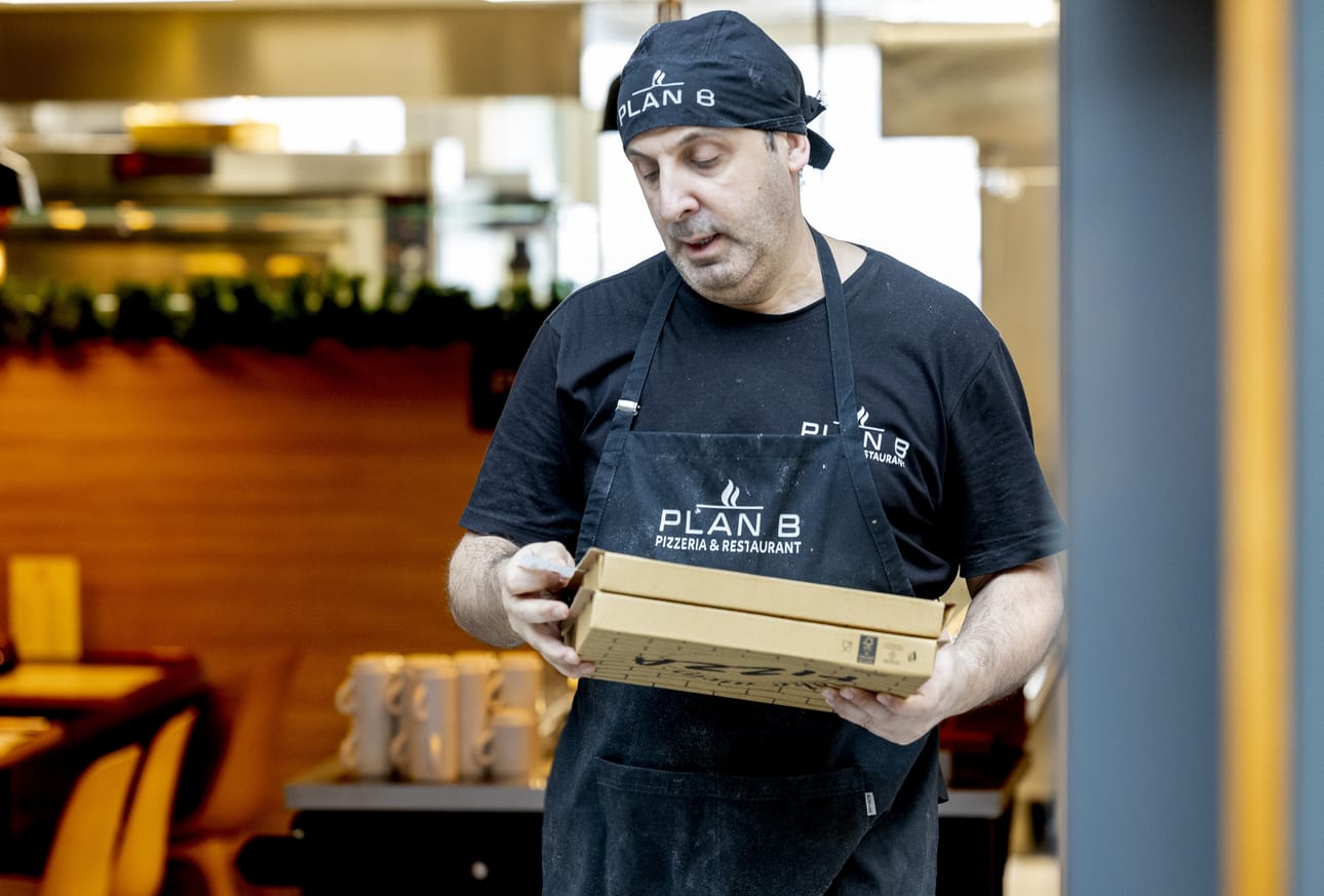 Plan B -ravintolan omistaja Quazim Pllashnicu on tehnyt kaksi pizzaa ruokalähetin matkaan laitettavaksi. Yhä useampi tilaa sunnuntaieväänsä ravintolasta kotiin.