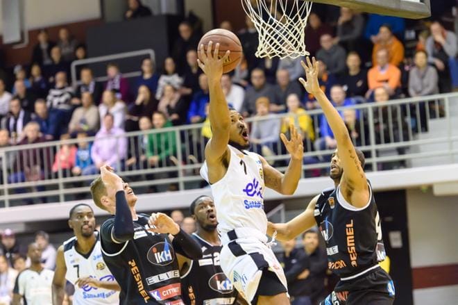 Kobrien Nick Kellogg nousi korille ajoittain vahvasti ja pussitti ottelussa eniten pisteitä, 26. Estelypuuhissa Karhu Basketin parhaana palkittu Rene Rougeau (oik). KUVAT: ERKKI HAUTAVIITA