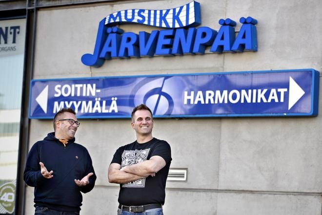 Perheyrityksen nuottilogo poistuu pian Seinäjoen katukuvasta, kun Musiikki Järvenpään nimi muuttuu F-Musiikiksi ja kyltit vaihdetaan. – Valomainos saa ehkä jäädä paikoilleen maamerkiksi, Ville ja Janne Järvenpää pohtivat. KUVA: KARI LÖFHJELM