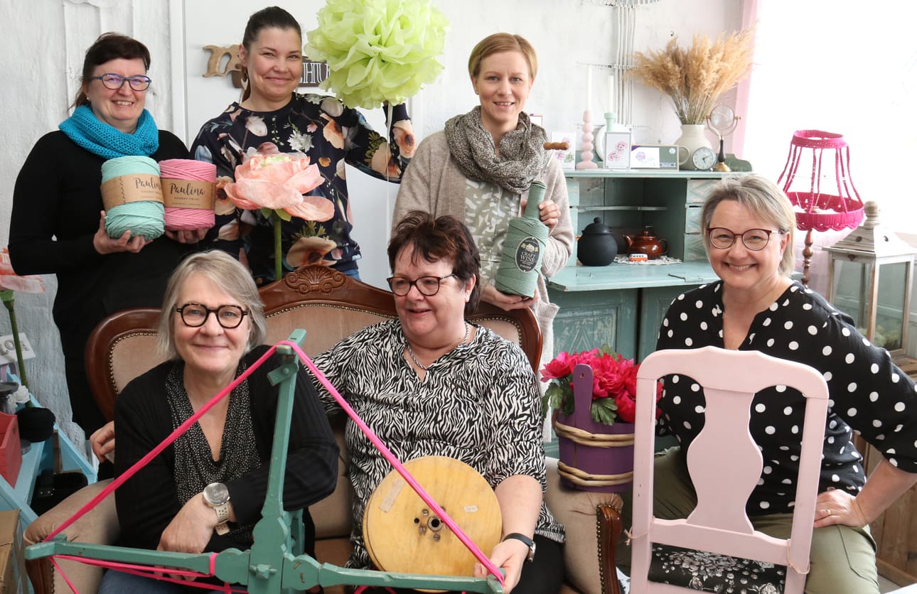 Kirsti Karppinen (takana vas.), Maaria Koivula-Talkkari, Hanna Keskinen, Eija Partanen (edessä vas.), Aulikki Salo ja Minna Mäkipernaa kertoivat toissa viikolla, mitä kaikkea kädentaitoviikolla tapahtuu. Työryhmän jäsenistä puuttuivat kaupungin kulttuuriohjaaja Laura Kivimäki ja Tuija Haukkala Iisakki Järvenpäältä.