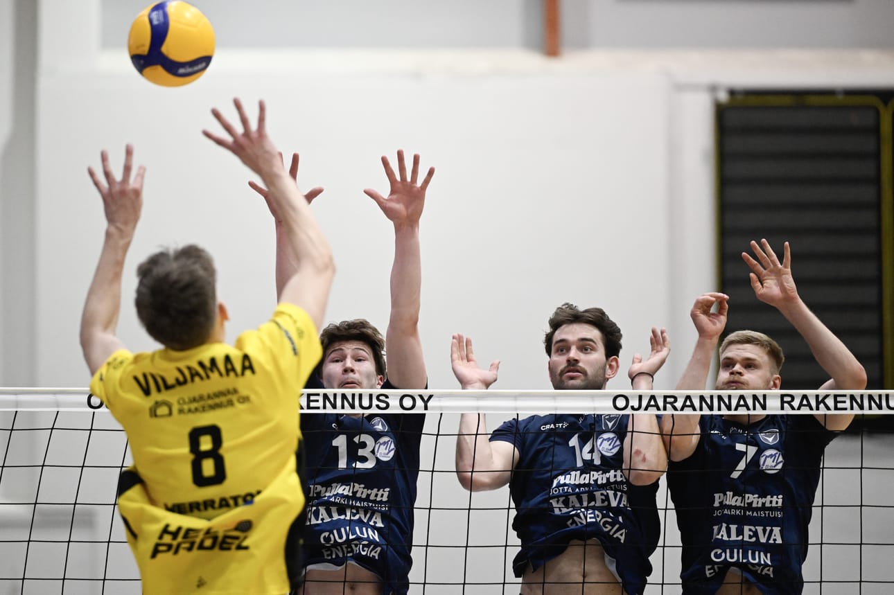 Viktor Viljamaa ja AC Oulu Volleyn torjunta verkolla viimeisessä finaalissa viime lauantaina.