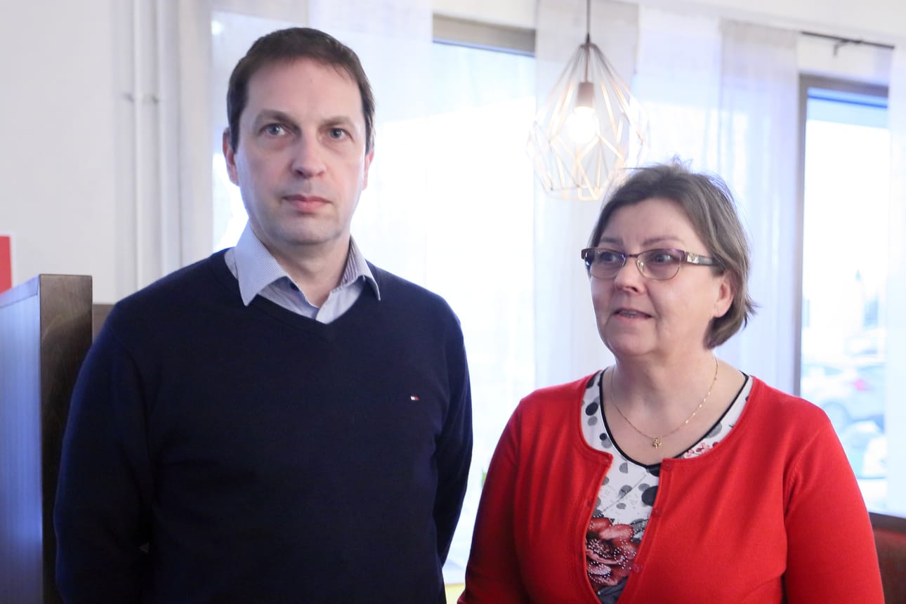 Sauli Mankinen ja Maija-Liisa Nordström esittelivät valokuituhanketta asiakkaille Valojuhlassa Pyhäjoella.