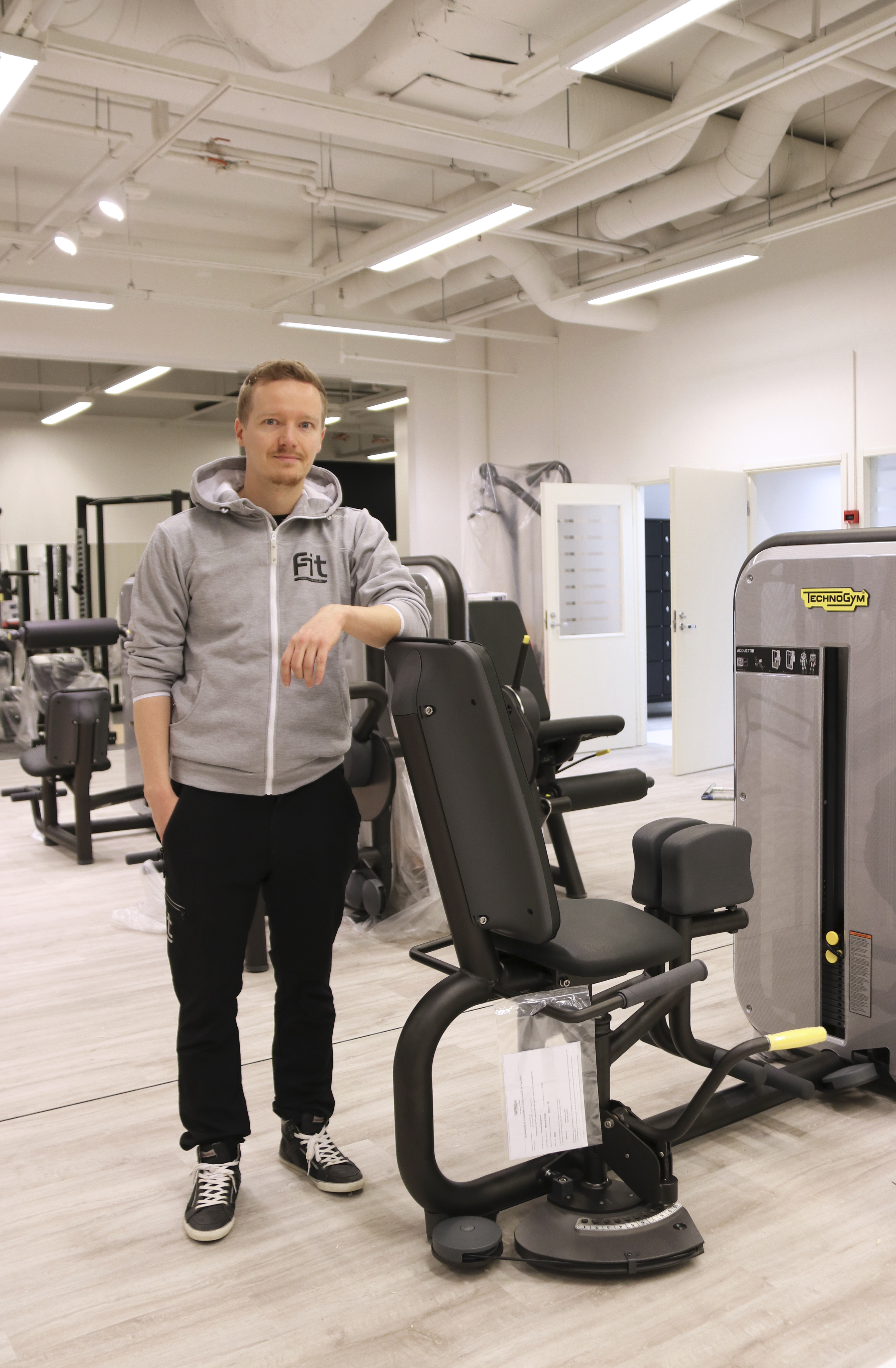 Fit Oulunsaloa pyöritetään seitsemän hengen voimin. Yrittäjänä toimivan Sakari Kiljanderin lisäksi tiimiin kuuluu hänen kaksi sisarustaan, kolme personal traineria sekä yksi hieroja.