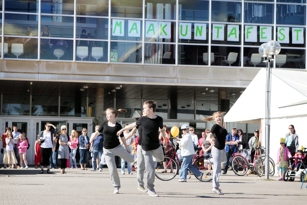 Teatterin edustalla nähtiin muun muassa tanssiesityksiä.