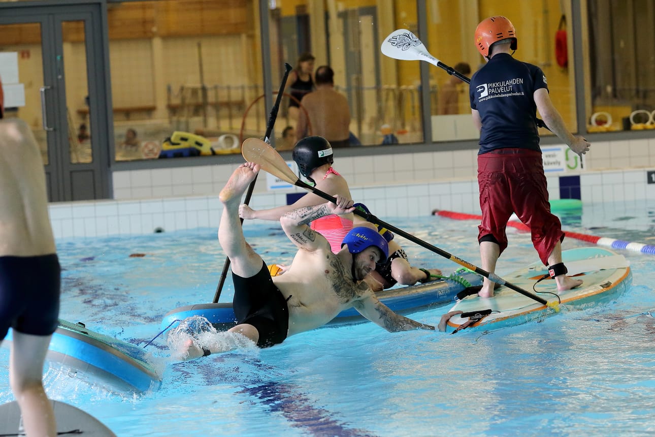 SUP-poolon pelaaminen näytti olevan kaikkea muuta kuin helppoa. Lähempää tuntumaa veteen ottamassa Jaakko Ukkola.