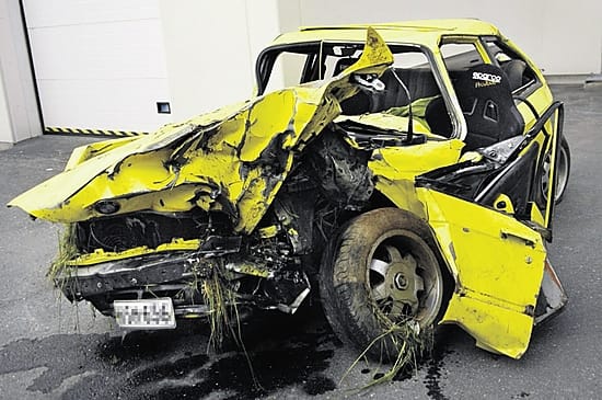 Humalaisen kuljettajan romuttunut BMW, jonka yliajamaksi pysäytyssulkua valmistelemassa ollut poliisi joutui.