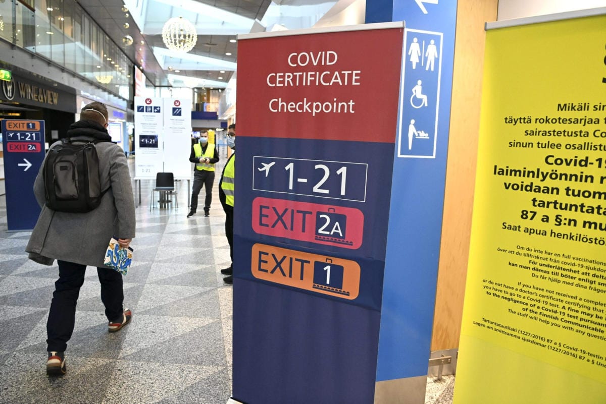 Hätäjarru tarkoittaisi siirtymistä takaisin laaja-alaisempien koronatoimien valtakunnalliseen ohjaukseen. Lehtikuva / Jussi Nukari