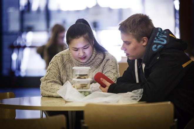 Kia Koivunen ja Eelis Forsman eivät ole tehneet vielä ainuttakaan ylioppilaskoetta sähköisenä.