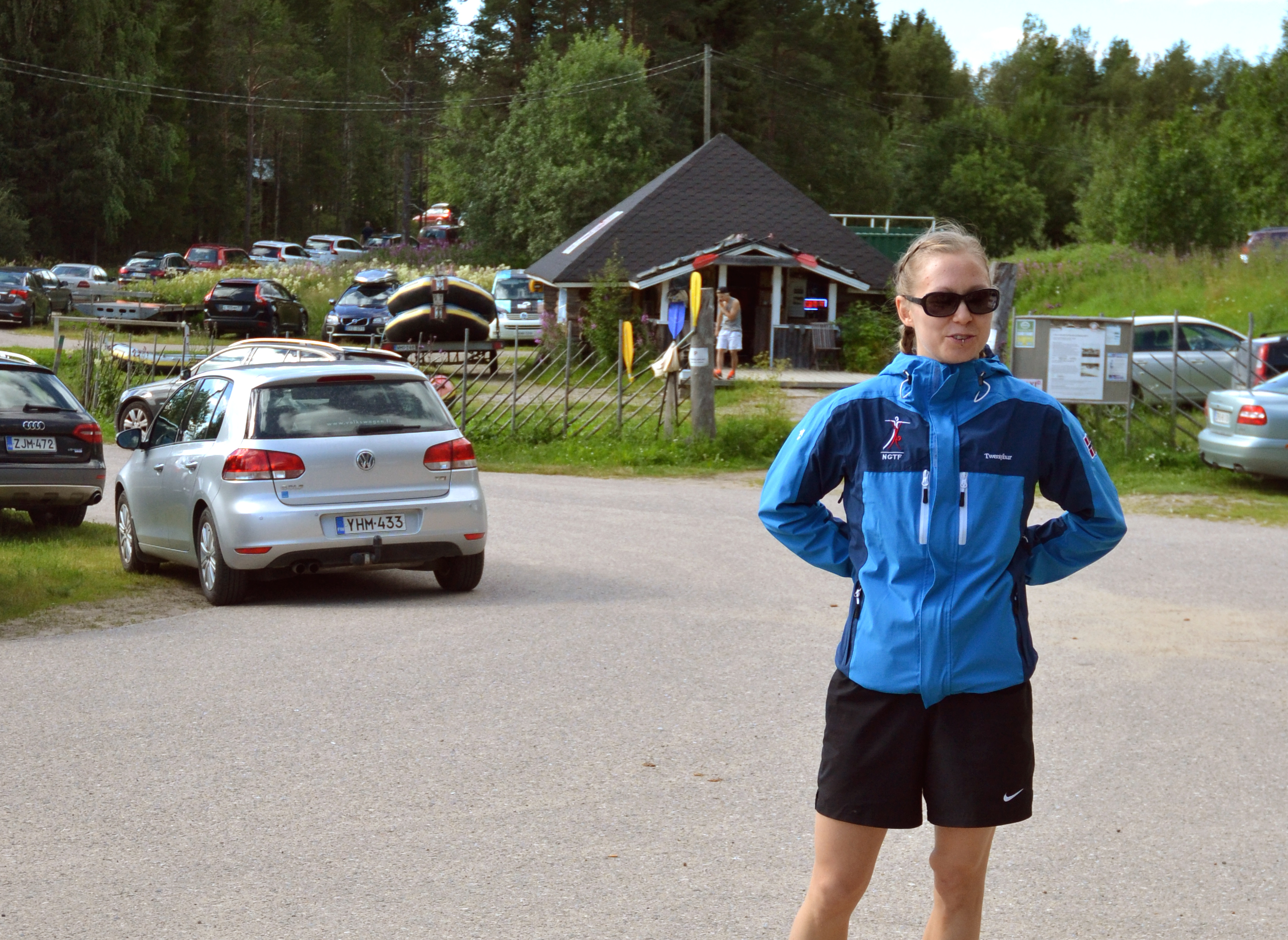 Toimivat julkisten kulkuvälineiden yhteydet helpottavat myös luontokohteiden parkkipaikkojen autosumaa aurinkoisimpina vaelluspäivinä. Kuusamolaislähtöinen Maiju Pohjola hurautti Juumaan omalla autollaan, kuten moni muukin.