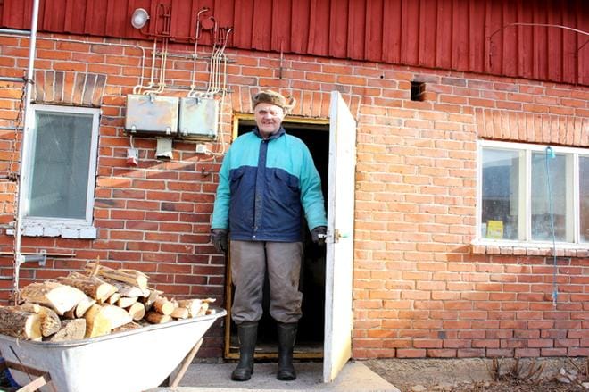 Entistä kunnanvaltuuston puheenjohtajaa Jaakko Saksaa ei mahdollinen oman kylän eli Myrkyn äänestyspaikan lopettaminen murehduta. – Autolla sinne on kuitenkin lähdettävä, on äänestyspaikka Myrkyssä tai Karijoella. KUVA: TAUNO RIIHILUOMA