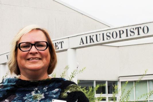 Leena Havu-Erhie kertoo, että opetuskieltä ei nähdä enää esteenä kurssille ilmoittautumiseen. Kuva: Mustasaaren aikuisopisto