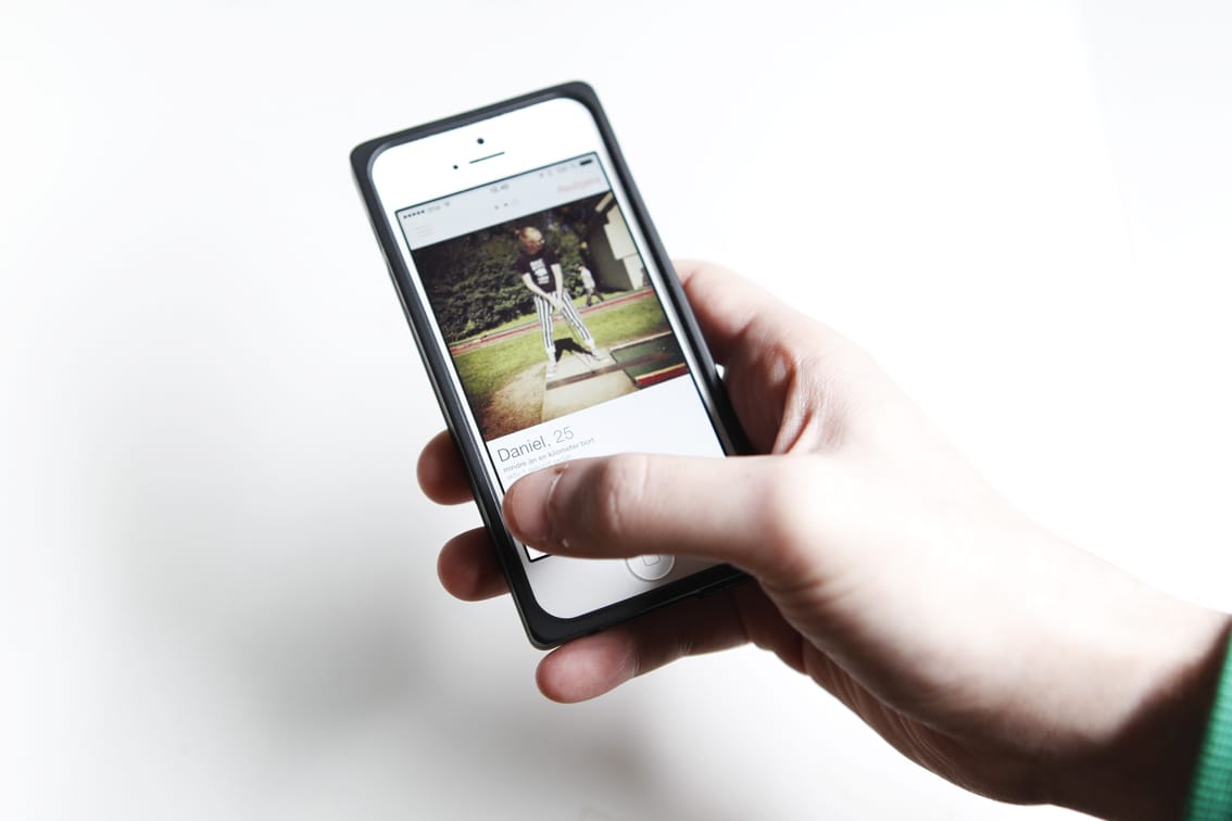 Kuvien merkitys Tinderissä on suuri, mikä tekee sovelluksesta varsin ulkonäkökeskeisen.
