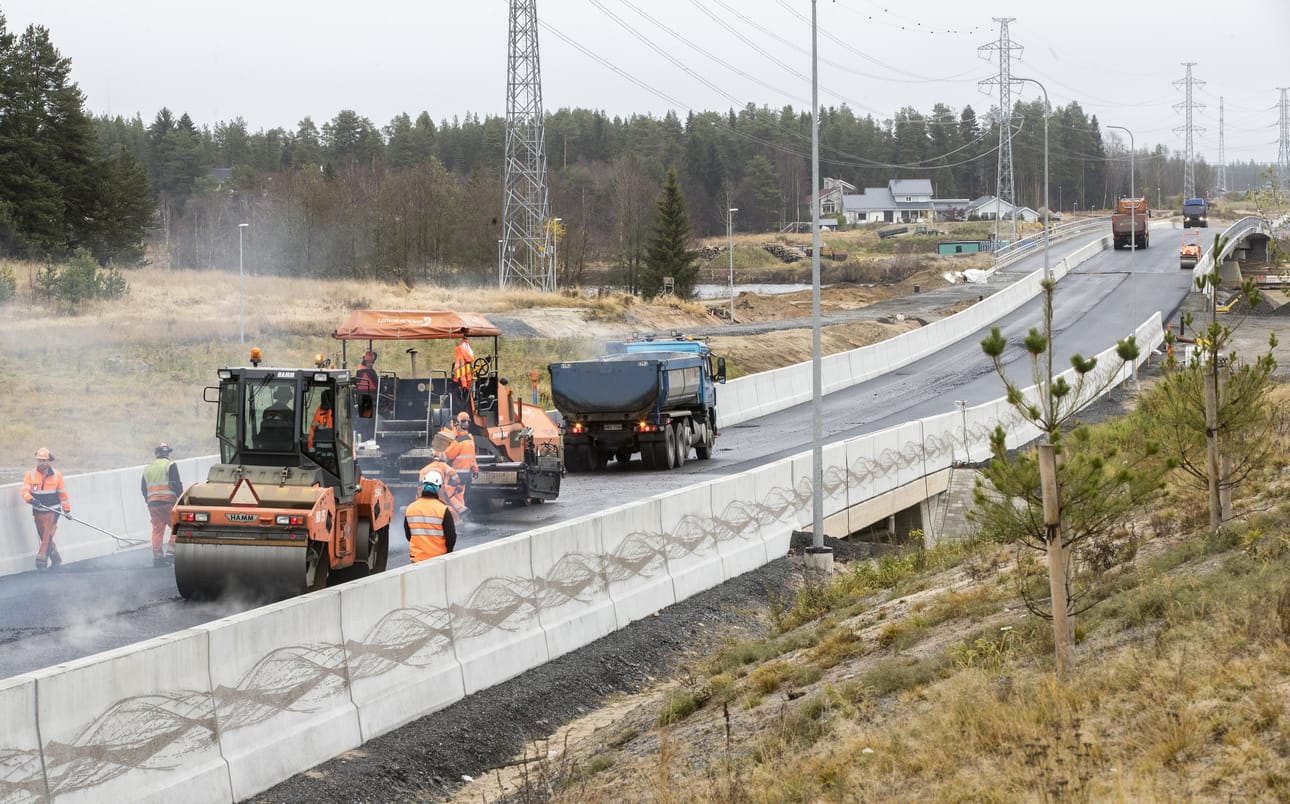 Poikkimaantien siltaa tehtiin kovalla vauhdilla vielä lokakuussa.