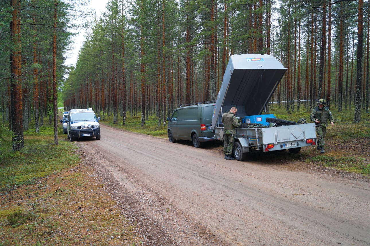 Poijulassa on maanantaista asti raivattu sodanaikaisia, saksalaisten jättämiä telamiinoja. Neljä alueelta löytynyttä miinaa on räjäytetty paikan päällä, minkä vuoksi lähitalojen asukkaat on ajoittain evakuoitu ja Kuusamontien liikenne katkaistu. Etsinnät jatkuvat edelleen.