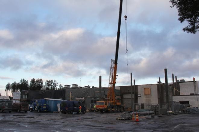 MSK Cabinsin ja Junkkarin tehtaiden yhteyteen tehdään uutta konttorirakennusta. KUVA: MIA KÄRKKÄINEN