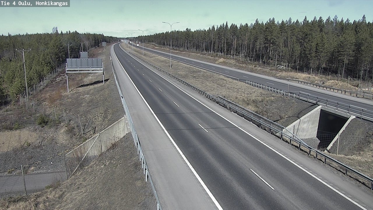 Nelostien liikenne ohjattiin kiertotielle Oulun pohjoispuolella sähköjohdon raivaustöiden ajaksi.