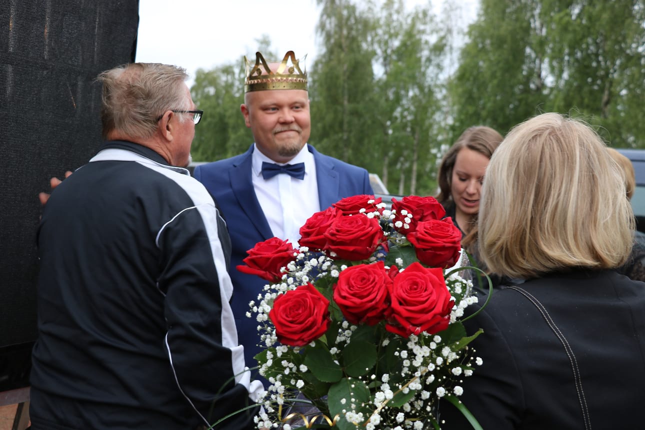 Ystävät, tuttavat ja tuntemattomat onnittelivat uutta tangokuningasta. Haapaveden kaupungin onnitteluruusut ojensi hallituksen puheenjohtaja Anri Kolehmainen.