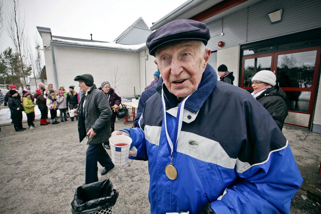 Esko Hemmilä osallistui Pohjois-Pohjanmaan Sotaveteraanipiirin juhlaan Pattasten koululla maaliskuussa 2012.