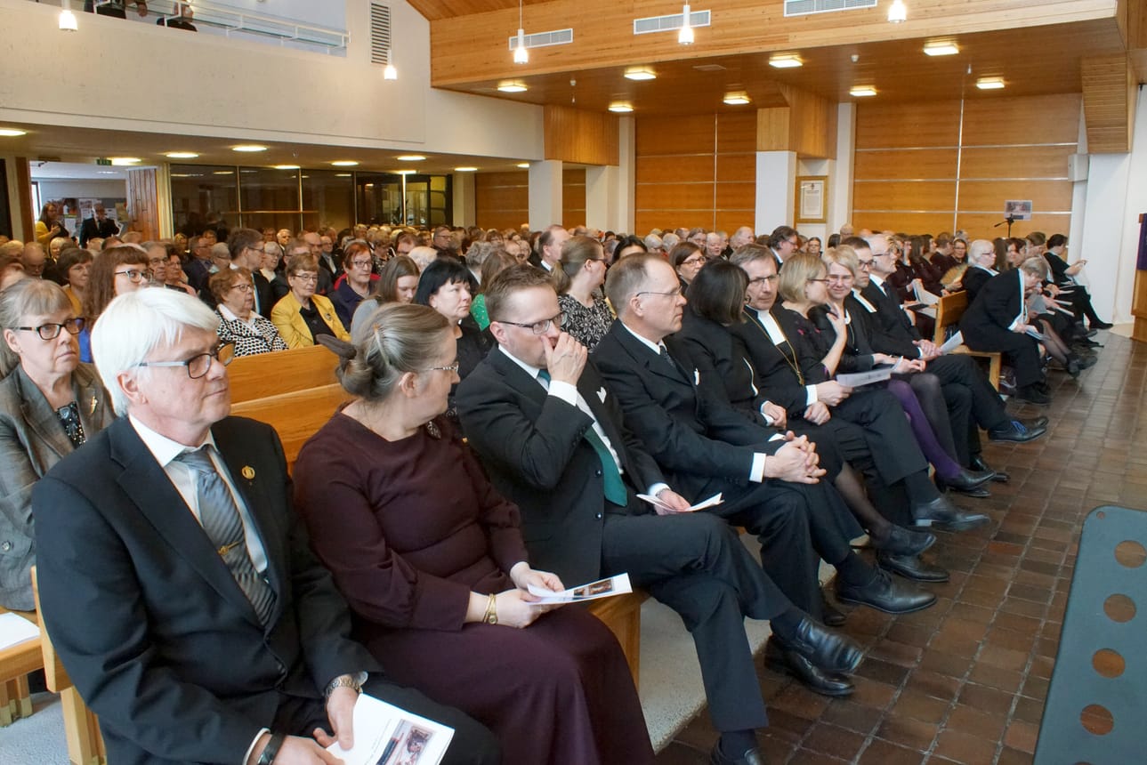 Kirkkovaltuuston puheenjohtaja Esko Ahonen ja varapuheenjohtaja Terttu Puurunen olivat juhlapäivän mittaan monessa roolissa niin kirkossa kuin seurakuntasalissa.
