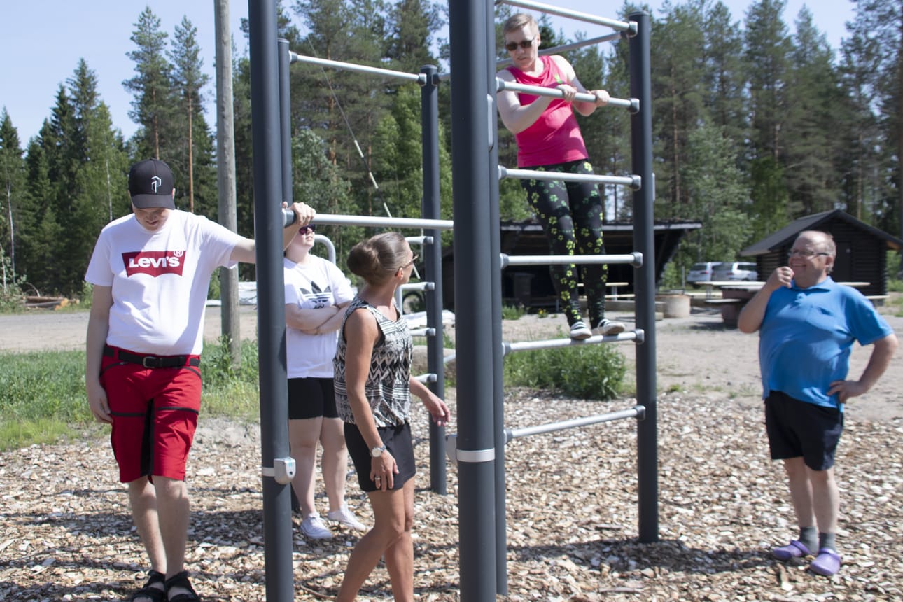 Ervan kuntoradan yhteyteen on rakennettu Savalojan kyläyhdistyksen toimesta monipuolinen vapaa-ajanviettopaikka. Kuntoilukeskuksen äärellä Joonas, Saana ja Merja Karvonen, Eija Tuomaala ja Pertti Mykylä.