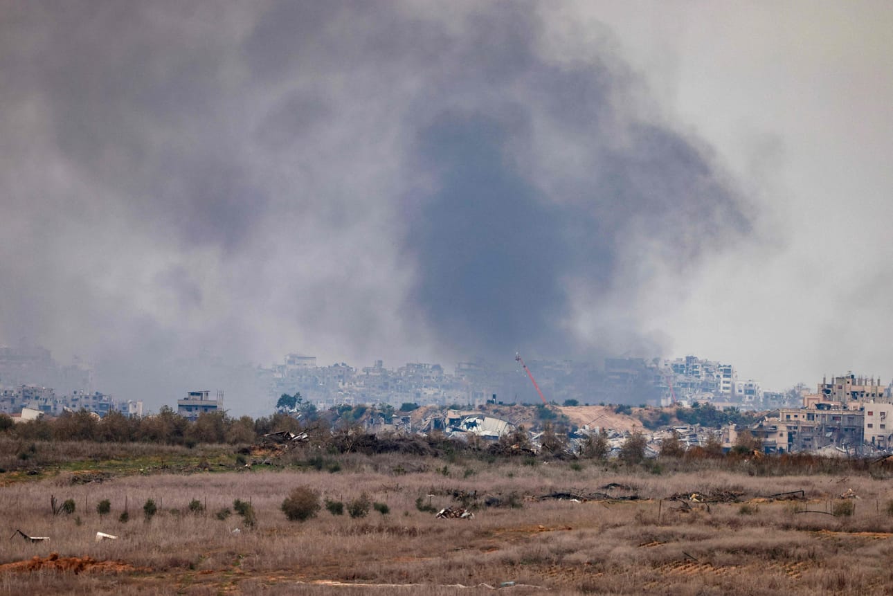 Gazassa on edelleen noin sata Hamasin vuoden 2023 lokakuussa ottamaa panttivankia, joista kymmeniä on Israelin asevoimien mukaan kuollut. Sunnuntaina otetussa kuvassa näkymä Israelista Gazan kaistalle. LEHTIKUVA/AFP