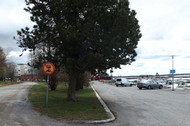 Kuinka Kalarannasta pääse autolla pois? Oikealla näkyy rantaa myötäilevä pyörätie, jossa on puomi. Vasemmalla on hiekkatie, jota pitkin tullaan Kalarannan venelaiturien luo, mutta kieltomerkin mukaan siitä ei saisi ajaa toisinpäin. Kuva: Anne Laurila