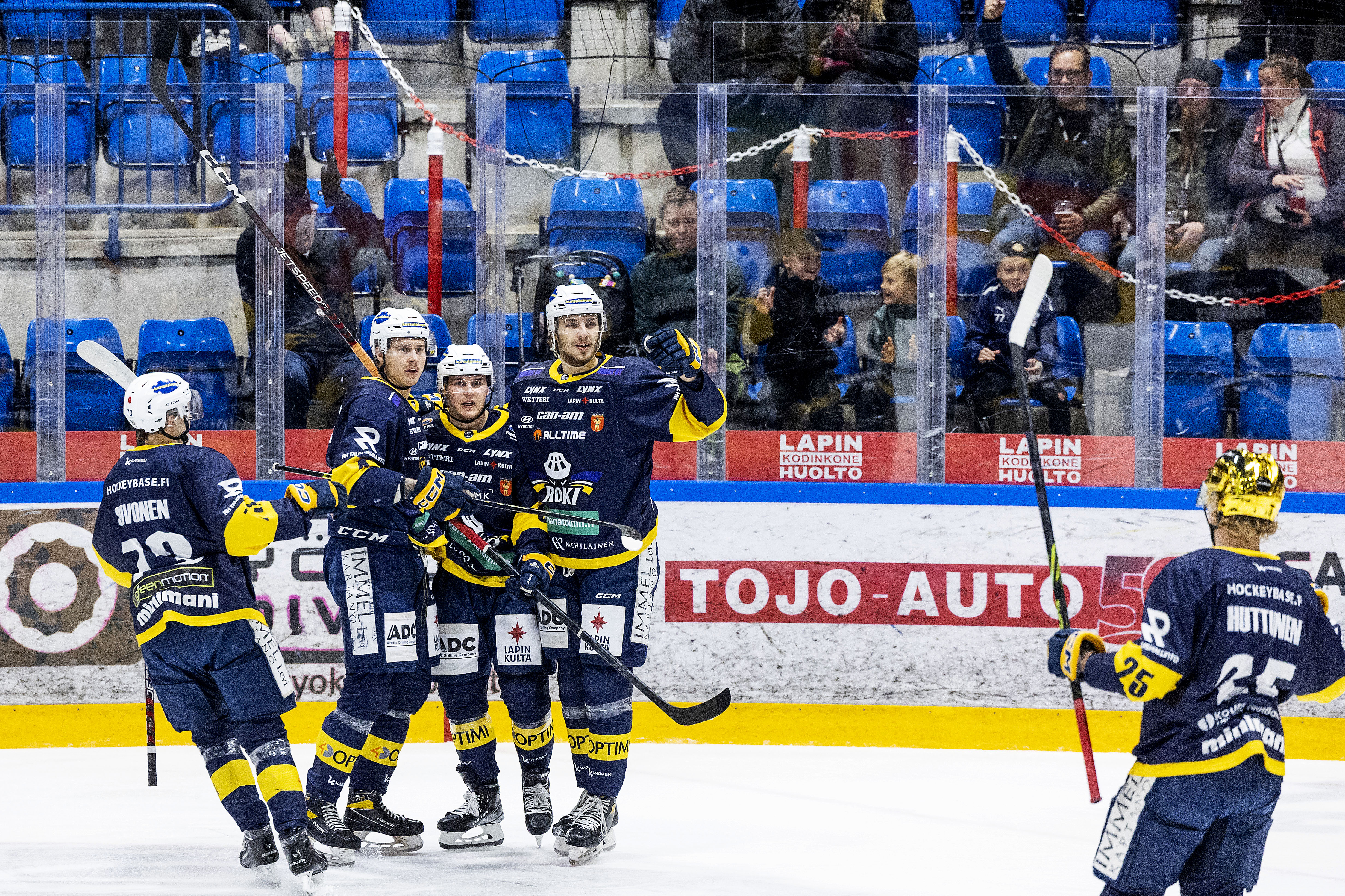 Päävalmentaja Maso Lehtonen ei hyppinyt riemusta, vaikka RoKi voitti Forssan Palloseuran: ”Se oli semmoista kaaoskiekkoa”