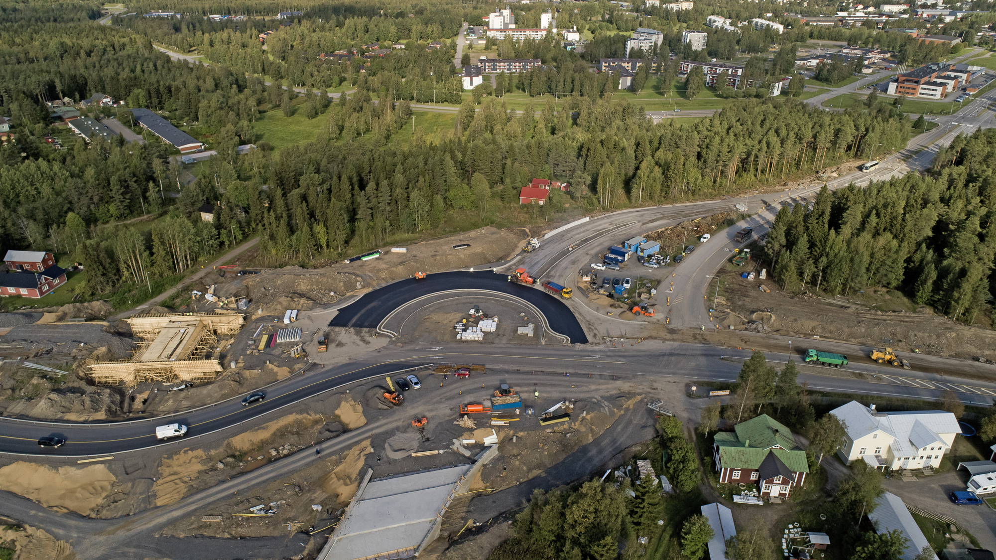 Mettalanmäen kiertoliittymän rakentaminen kasitiellä.