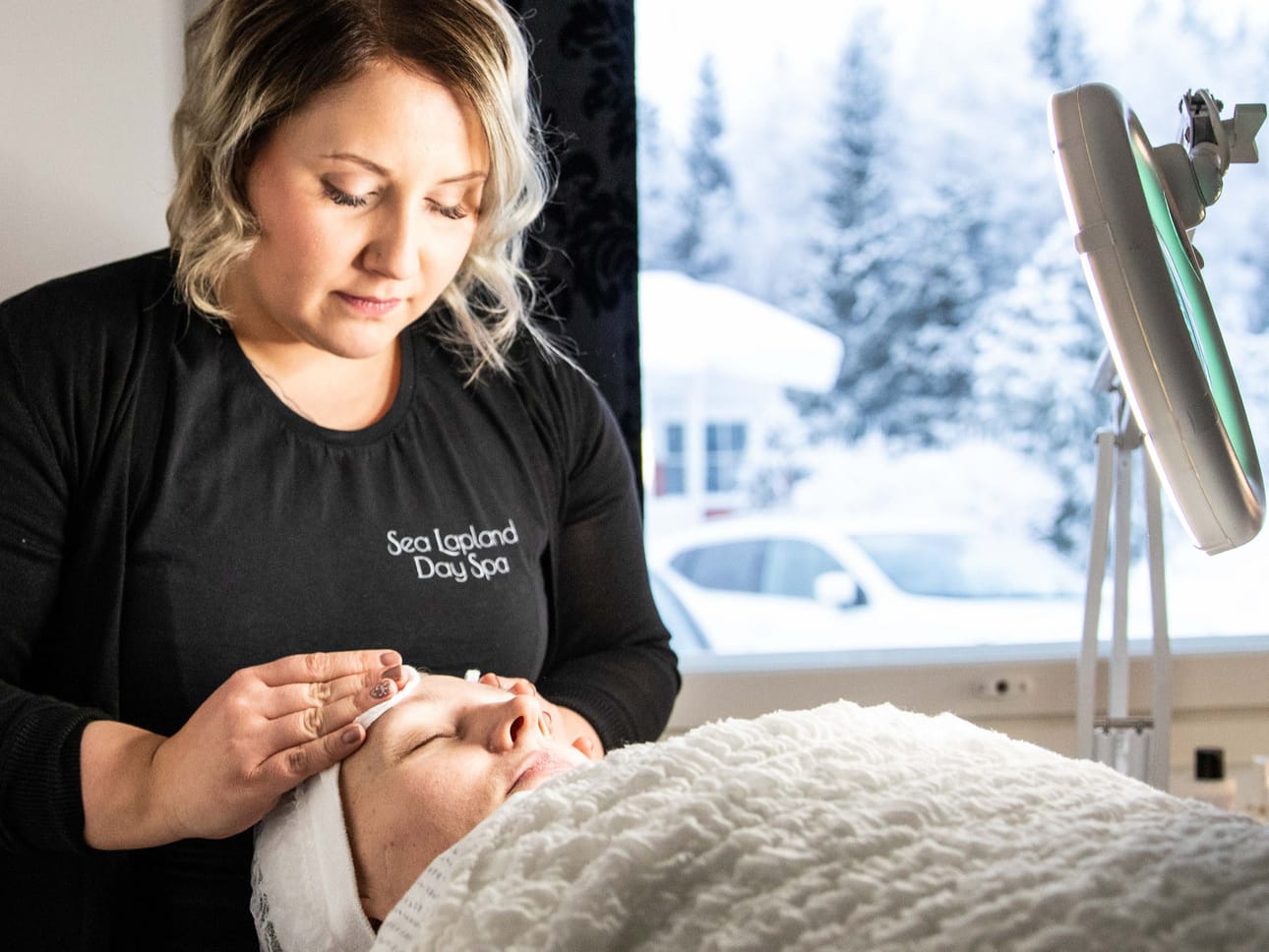 Talvi- ja kevätkasvohoitoihin sisältyy lumipallohieronta. ”Hoidossa käytetään kylmiä palloja, joita liikutetaan kasvoilla kevyesti hierovin liikkein”, kertoo Sea Lapland Day Span yrittäjä Eeva Vakkala.