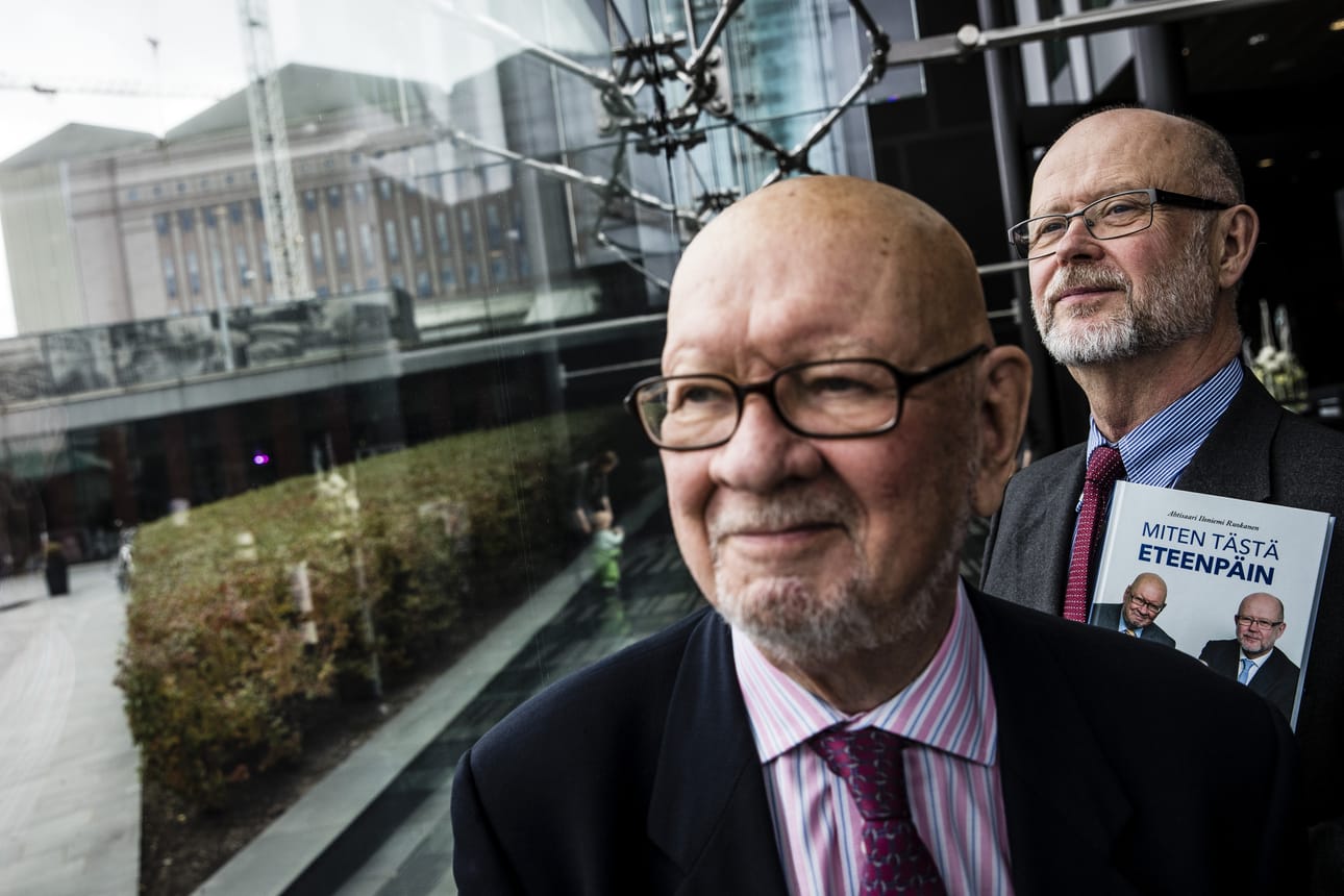 Jaakko Iloniemi ja Tapani Ruokanen pitävät puheita Suomen mahdollisesta EU-erosta tyhjänaikaisina, sillä se vaatisi muutoksen perustuslakiin. Kaksikko toteutti keskustelukirjan yhdessä presidentti Martti Ahtisaaren kanssa.