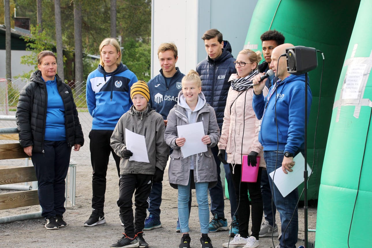 Oppilaat Aksel Mehtälä ja Tara Achrén julkistivat tilaisuudessa kentän nimen ja lukivat sen säännöt.