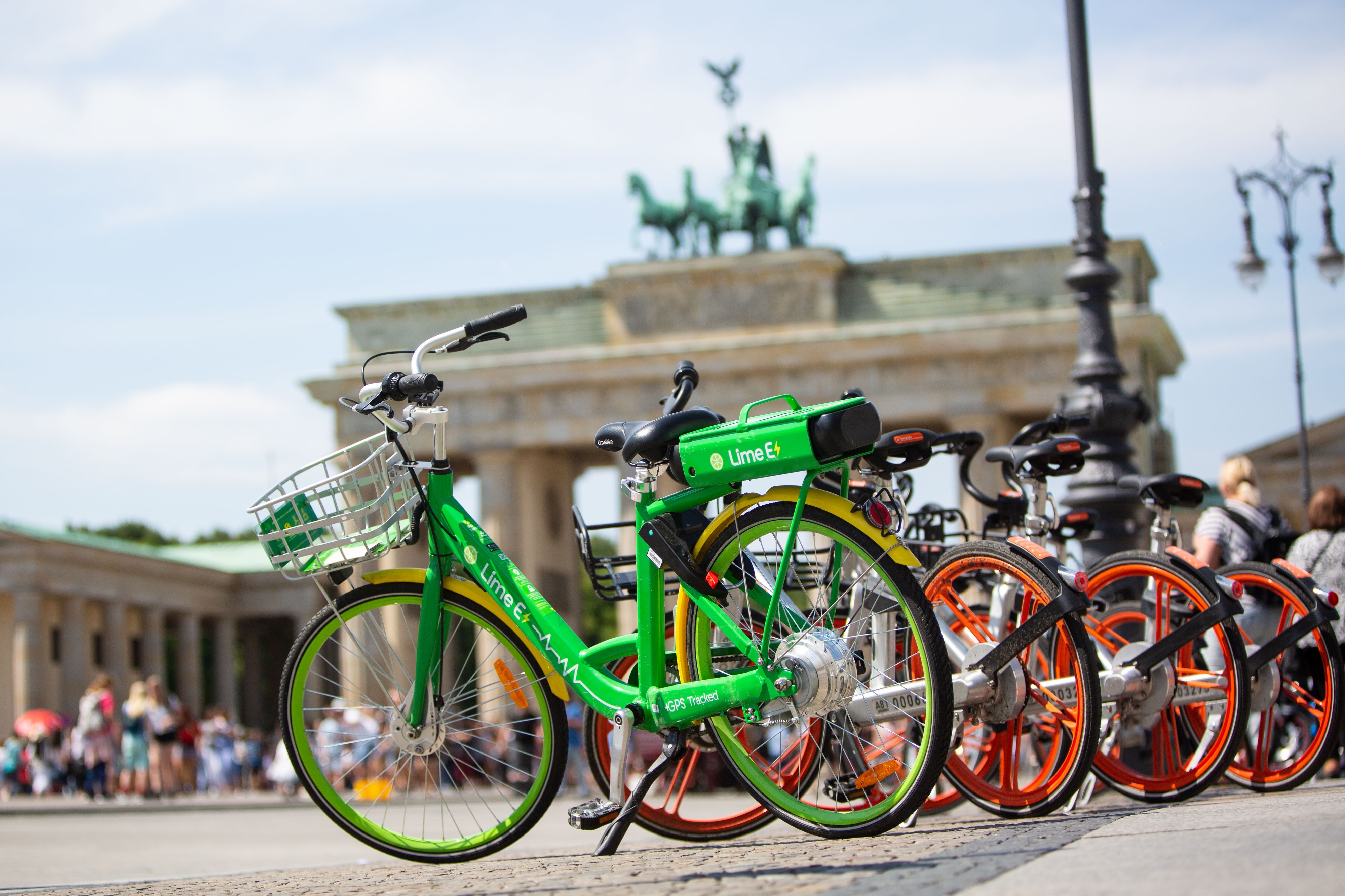 Nyt sähköpyöriä hankkivat Suomessa etupäässä keski-ikäiset työmatkaajat, mutta hintojen pudotessa käyttäjäkunta laventuu. Siitä on jo esimerkkejä maailmalta. Kuvassa vuokrattavia sähköpyöriä Berliinin Brandenburgin portilla.