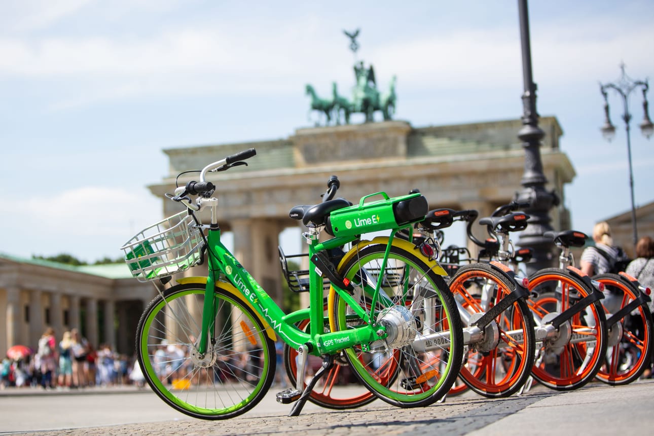 Nyt sähköpyöriä hankkivat Suomessa etupäässä keski-ikäiset työmatkaajat, mutta hintojen pudotessa käyttäjäkunta laventuu. Siitä on jo esimerkkejä maailmalta. Kuvassa vuokrattavia sähköpyöriä Berliinin Brandenburgin portilla.
