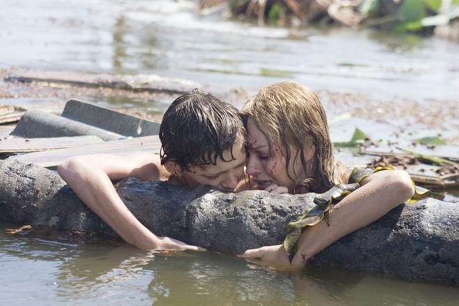 Tosipohjaisessa elokuvassa Selviytyminen Naomi Watts ja Tom Holland yrittävät pärjätä tsunamin iskettyä Thaimaan turistirannoille. KUVA: Hero